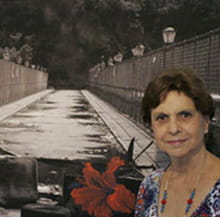 Corina Briceño frente a la obra 'Rojo en el puente'